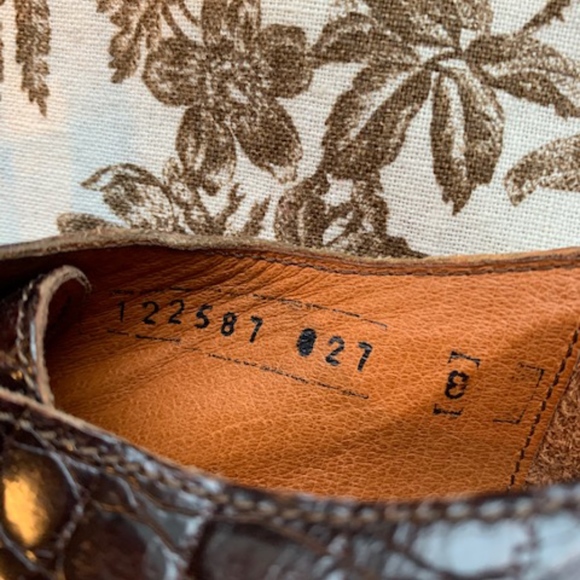 Hugo Buscati Women's Croc-embossed Oxford - Picture 7 of 8
